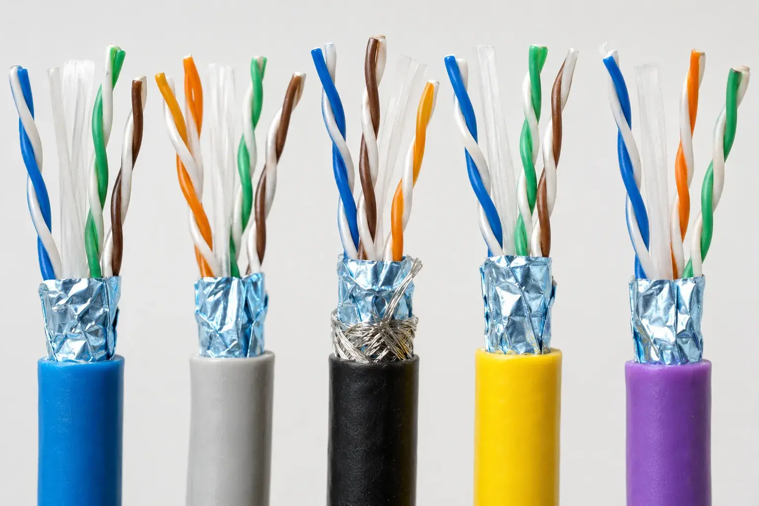 Ethernet-Kabel verschiedener Kategorien mit farbigen Mänteln